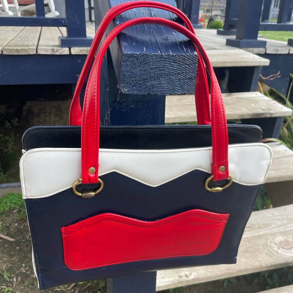 1960’S LADIES ‘BERNE, CALIFORNIA’ MOD STYLE RED, WHITE & BLUE HANDBAG, AMERICAN